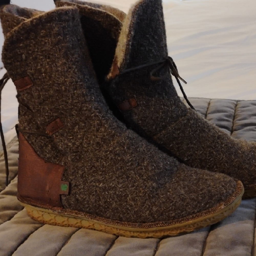 Po-Zu Brown Wool Blend Slip-On Boots with Rugged Sole